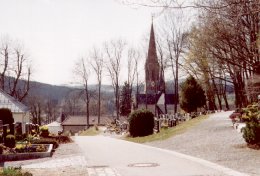 Stadtfriedhof Zwiesel. Im Hintergrund ist die Kirche zu sehen.