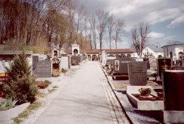 Der Friedhof vom Eingang bei der Kirche aus gesehen.