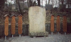 Gedenkbretter unterhalb des Graflinger Friedhofes