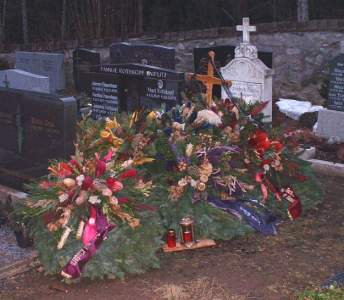 Kranzgeschmücktes Grab nach der Beerdigung meiner Oma